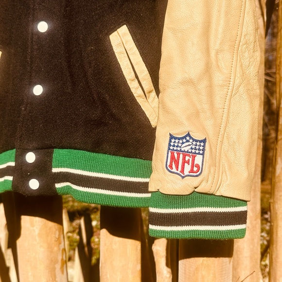 Philadelphia Eagles with this throwback NFL Mitchell & Ness jacket. - Picture 3 of 7